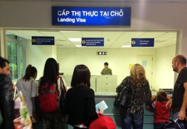新山一國際機場（胡志明市），你會看到“落地簽證﹙Landing Visa﹚”的辦事處